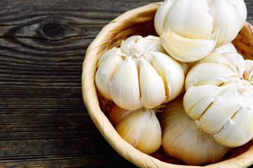 Many Garlic in basket with wooden background © posinote