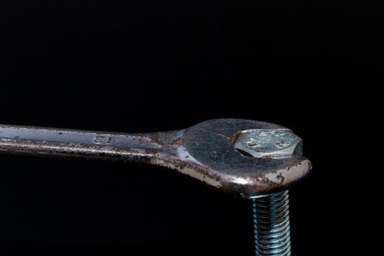 Chiave e perno in primo piano su fondo neutro