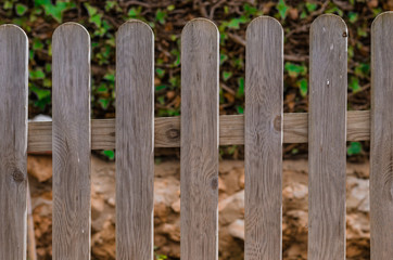 Fotografía de una verja de madera en el jardín de casa.