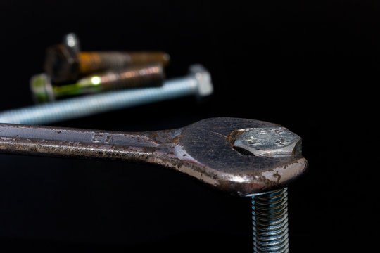 Chiave e perno in primo piano su fondo neutro