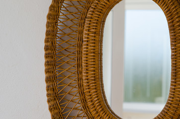 Fotografía de un espejo con marco de madera.