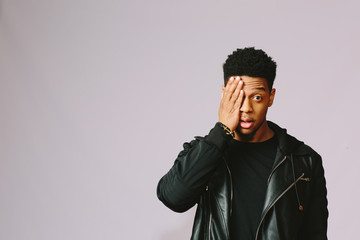Obraz premium Cool young man covering one eye