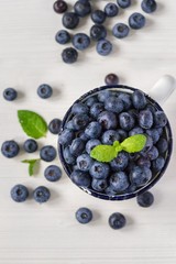 Blaubeeren in einem Gefäß, von oben fotografiert