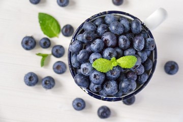 Blaubeeren in einem Gefäß, von oben fotografiert