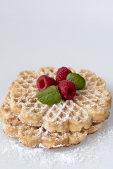 Frische vegane Waffeln und Himbeeren mit Minze