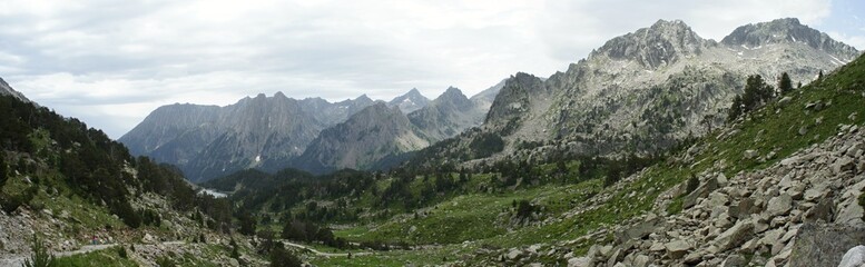 Fototapeta na wymiar Pyrenee valley