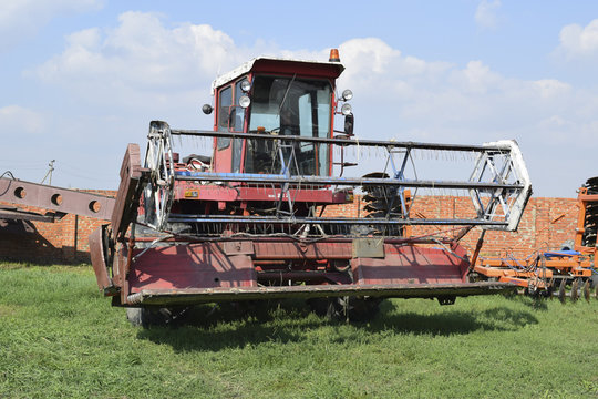 Rice header. Rice harvester. Agricultural machinery