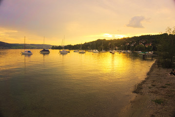 romantischer Hafen am Sommerabend