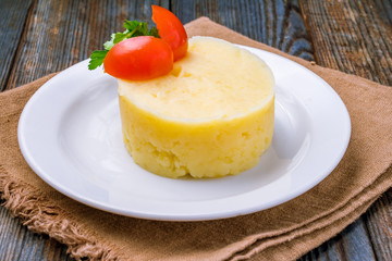 mashed potatoes on bowl