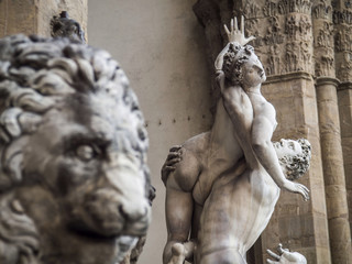 Italia, Toscana, Firenze,statua del Ratto delle Sabine del Giambologna nella Loggia dei Lanzi.