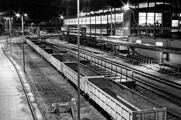 Industriebahnhof Rangierbahnhof bei Nacht mit vielen Lichtern und Waggons auf einem Abstellgleis in...
