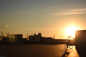 dos ciclistas y un atardecer