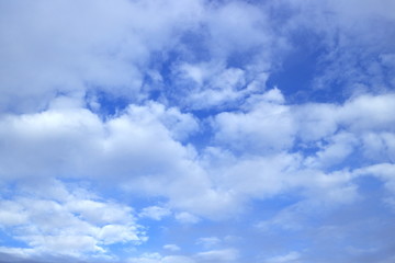 爽やかな青空と春の雲