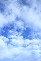 爽やかな青空と春の雲