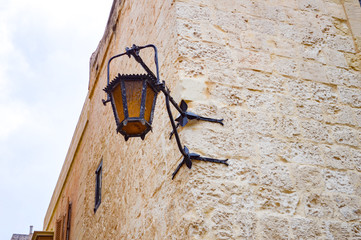 Starodawna latarnia uliczna na rogu budynku - Mdina, Malta - 20.02.2018 © Gab-coder