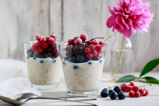 Porridge with berry and frozen currant