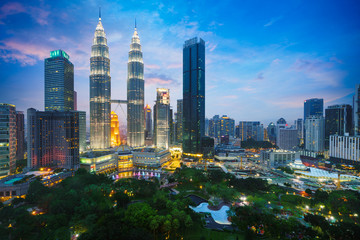 De stadshorizon van Kuala Lumpur in de schemering, Kuala Lumpur, Maleisië