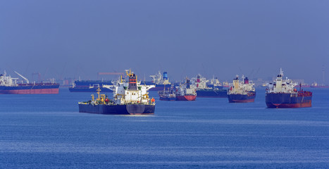 Loading anchored oil supertanker via a ship-to-ship oil transfer (STS) from raid tanker
