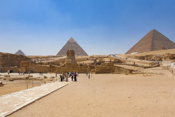 Fototapeta na wymiar カフラー王のピラミッドと大スフィンクス