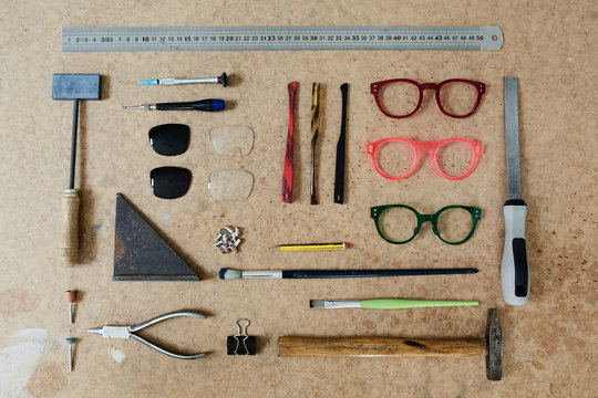 Set of tools and product of an eyeglasses artisan maker