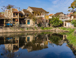 Obraz premium reflections of a neighborhood in old Hoi An on a canal