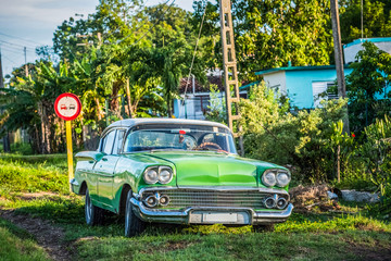 Obraz na płótnie Canvas Amerikanischer blauer Oldtimer auf der Landstrasse nach Matanzas Kuba - Serie Kuba Reportage