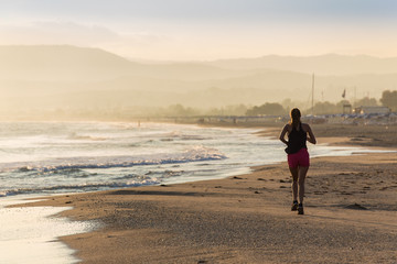 Девушка утром бегает по пляжу 6