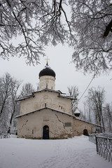 Obraz premium Church in the snow under the gray sky