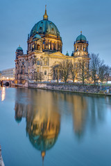 Fototapeta na wymiar The Berlin Cathedral and the river Spree early in the morning