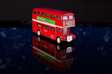Un autobus rojo de juguete, totalmente 