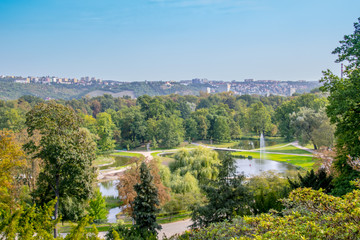 Fototapeta premium Königlicher Wildpark Baumgarten (Královská Obora Stromovka) in Prag, Tschechische Republik