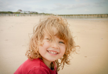 visage d'enfant sur la plage