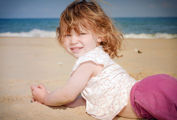 Fototapeta na wymiar visage d'enfant sur la plage