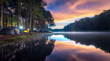 Obraz premium Beautiful morning at Pang Ung lake, Pang Ung Mae Hong Son province in Thailand.