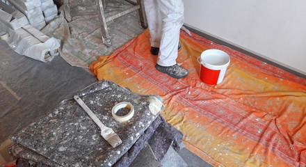 Imbianchino al lavoro - edilizia