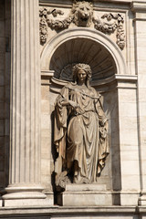 Статуя возле фонтана Альбрехта в Вене
