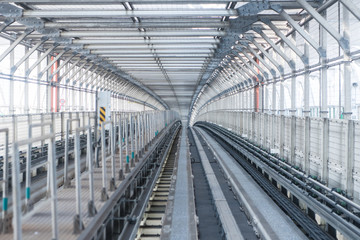 フェンスのトンネル