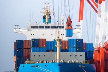 港のクレーンとコンテナ船