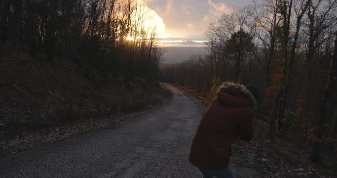 Fotografo naturalistico in una foresta al tramonto