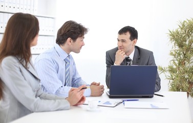 Obraz premium business team discusses work plan