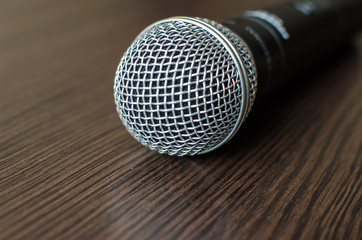 Obraz premium Wireless microphone on a background with space for text