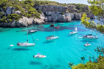 Zelfklevend Fotobehang Boten en jachten op het strand van Macarella, Menorca, Spanje © robertdering