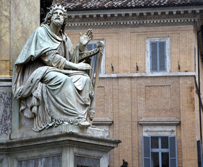 Obraz premium Pomnik króla Dawida u stóp kolumny Niepokalanego Poczęcia (Colonna dell 'Immacolata Concecione)