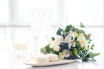 Obraz na płótnie Canvas Beautiful wedding decoration with champagne and flowers, elegant
