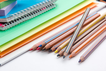 Naklejka premium pencils folders and notebooks on the office table