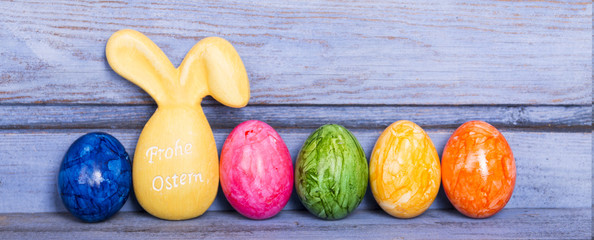 frohe ostern mit bunten eiern