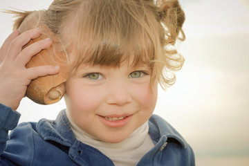 jeune fille écoutant la mer