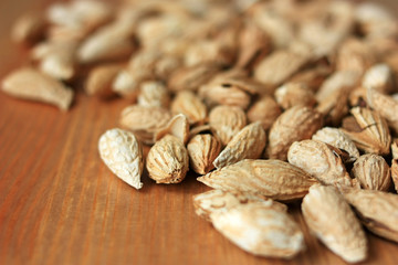 Fried inshell almonds