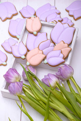 Obraz na płótnie Canvas Gingerbread cookies in the shape of flower and purple tulip
