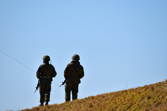 パトロールをする二人の兵士
